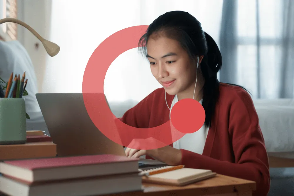 Persiapan IELTS Exademy, peserta berlatih dengan earphone di depan laptop