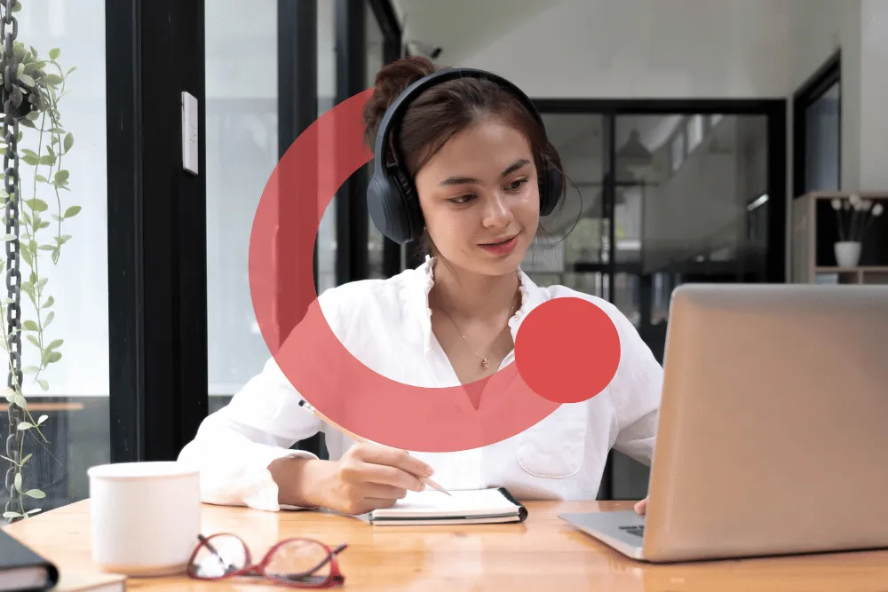 Bimbel psikotes kerja Exademy, peserta memakai headphone mencatat materi dari laptop