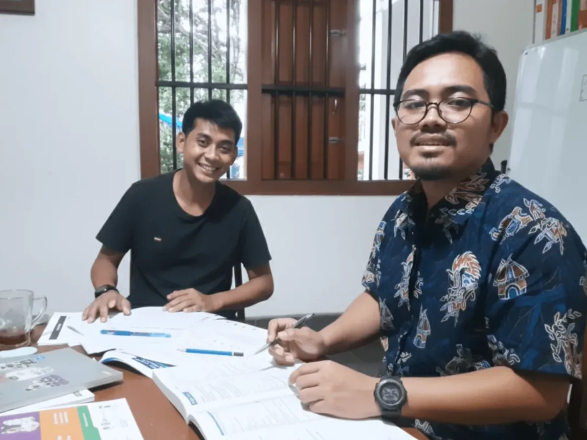 Bimbel UTBK SNBT Exademy, tutor mendampingi siswa mengerjakan lembar latihan soal