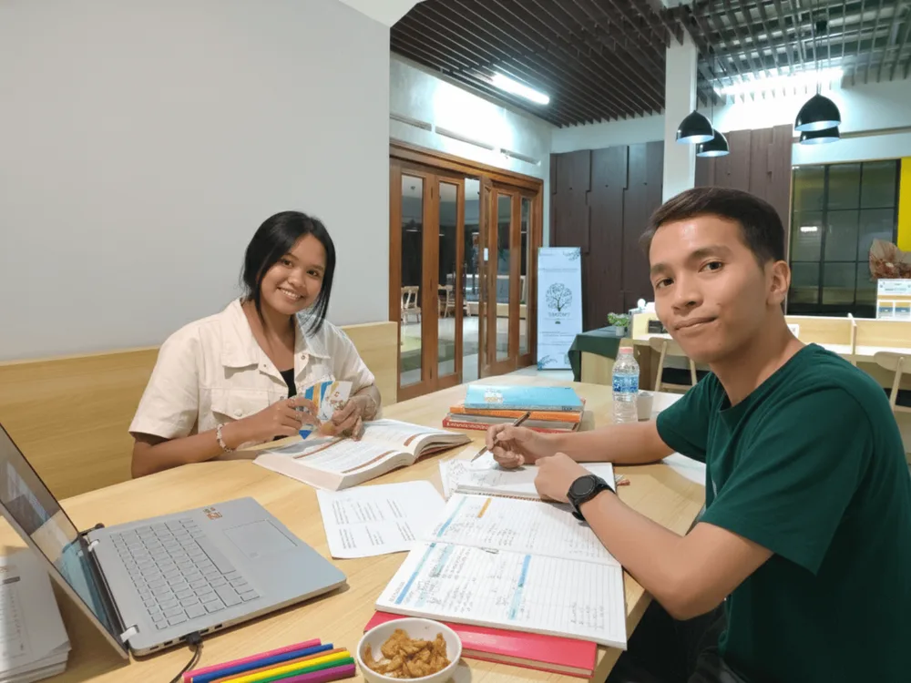 Siswa Exademy belajar UTBK skolastik bersama tutor pilihan, suasana bimbel persiapan ujian