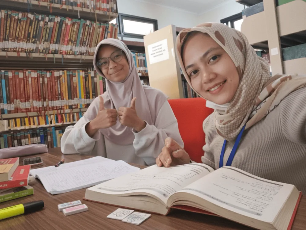 Les privat persiapan ujian di ruang baca Exademy bersama dua siswa